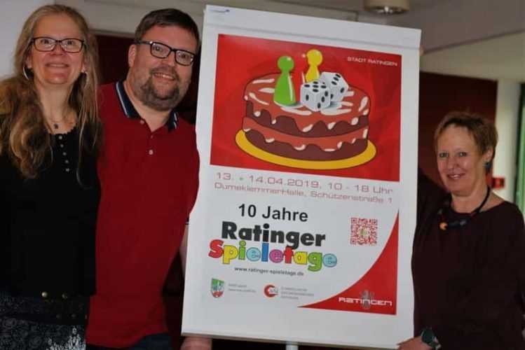 Organisieren die Ratinger Spieletage: Andrea Laumen (Leiterin der Kinder- und Jugendarbeit der Evangelischen Kirchengemeinde Ratingen), Thomas Fedder (Amt für Kultur und Tourismus) und Charlotte Fischer-Simon (Amt für Kinder, Jugend und Familie). Foto: André Volkmann