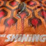 Im Brettspiel zu "The Shining" müssen Spieler die bösen Mächte des Overlook Hotels abwehren. Bild: Prospero Hall / Montage: spielpunkt.net