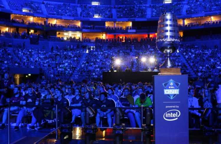 Der Traum für jeden Hobby-E-Sportler: Einmal einen Pokal gewinnen. Foto: André Volkmann