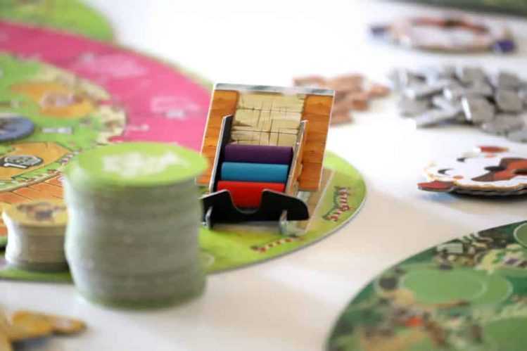 Material ist bei Trool Park reichlich vorhanden. Auf dem Tisch sieht das Brettspiel wunderbar aus. Foto: Volkmann