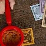 Bei Monopoly Falsches Spiel geht es darum, Falschgeld zu erkennen. Foto: Hasbro Gaming
