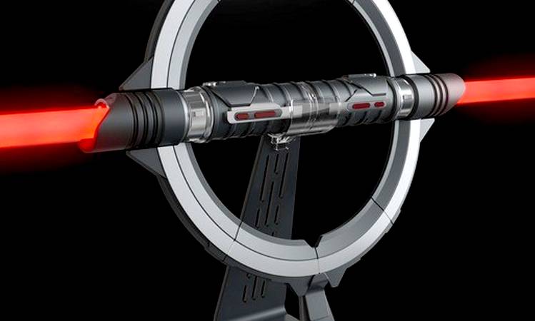 Mit der Technologie für koordinierte Angriffe von Revas Force FX Elite Doppelklingen-Lichtschwert können realistische Effekte für eine oder sogar beide Klingen ausgelöst werden. Bild: Hasbro