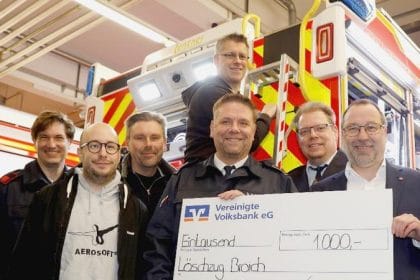 Der Löschzug Broich der Freiwilligen Feuerwehr der Stadt Mülheim an der Ruhr hat eine Spende über 1.000 Euro von dem Entwicklerstudio Aerosoft erhalten. Foto: Aerosoft