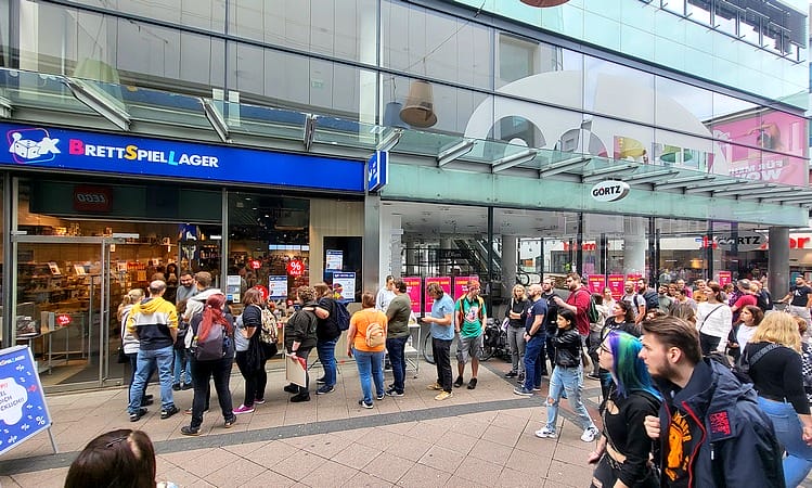 Asmodees Pop-Up-Store in der Essener Innenstadt sorgte am Eröffnungstag für Aufmerksamkeit - die lange Schlange vor dem Laden zog zusätzliche Blicke auf sich. Foto: Volkmann
