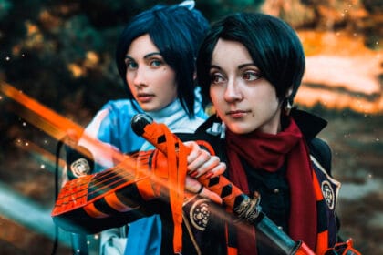 Zwei Cosplayerinnen, die ihr Kostüm präsentieren. Foto: HeroesXP UG