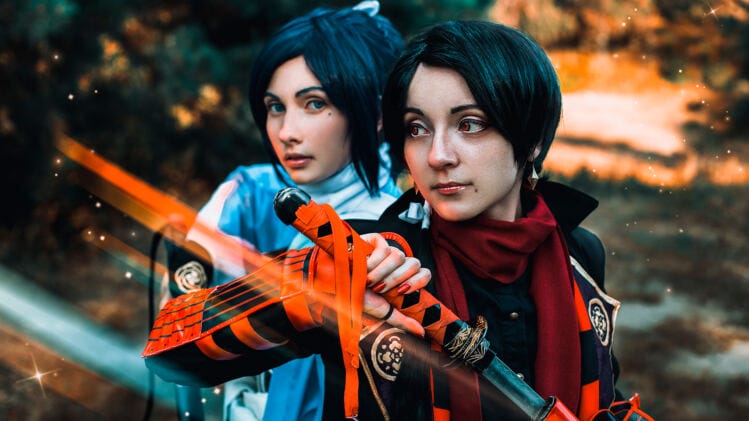 Zwei Cosplayerinnen, die ihr Kostüm präsentieren. Foto: HeroesXP UG