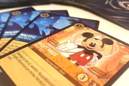 Bei Disney Lorcana ist der Deckbau ein zentrales Spielelement, auf das man nicht verzichten sollte. Foto: Volkmann