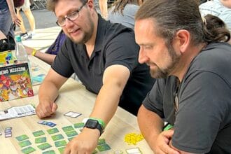 Patrick Russel und Christopher Garbe (r.) mit ihrem Erstlingswerk. Foto: privat