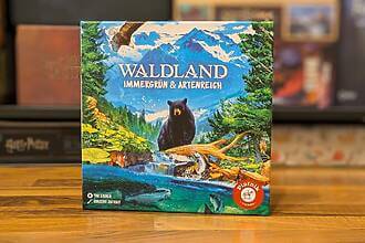 Waldland ist der Nachfolger des Zwei-Personen Spiels Baumkronen. Wieder mit wunderschönen Illustrationen von Vincent Dutrait.